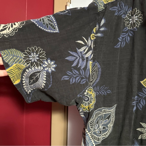 Tommy Bahama 100% Silk Hawaiian Shirt - Picture 8 of 9